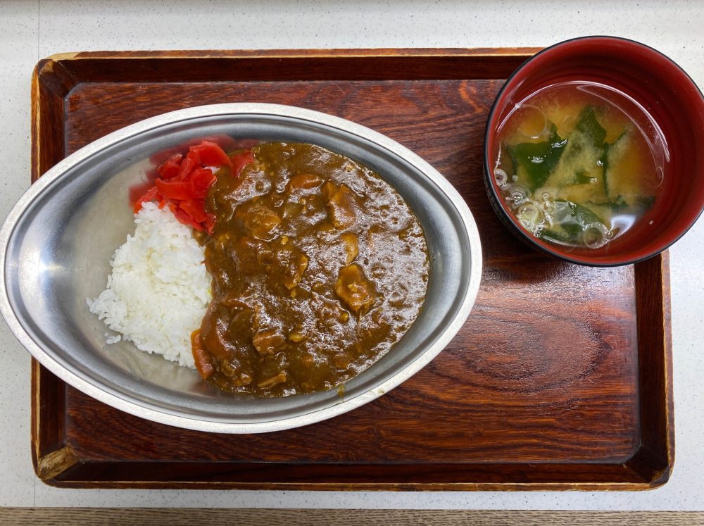 No 46 青森市 新鮮市場で昭和感の溢れる銀皿カレー 丸青食堂の カレーライス つがぐるめ