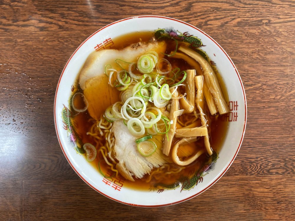 No 62 青森市 煮干しじゃなくて 焼干しで作られた青森王道のラーメン 華丸ラーメンの 焼干しあ肉らーめん つがぐるめ